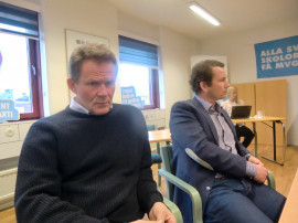 Anders Thelin, Skogsåkarna, och Joakim Carlsson, Sibylla. I bakgrunden Emilie Schelin, pol.sekr. Foto: Torbjörn Edlund