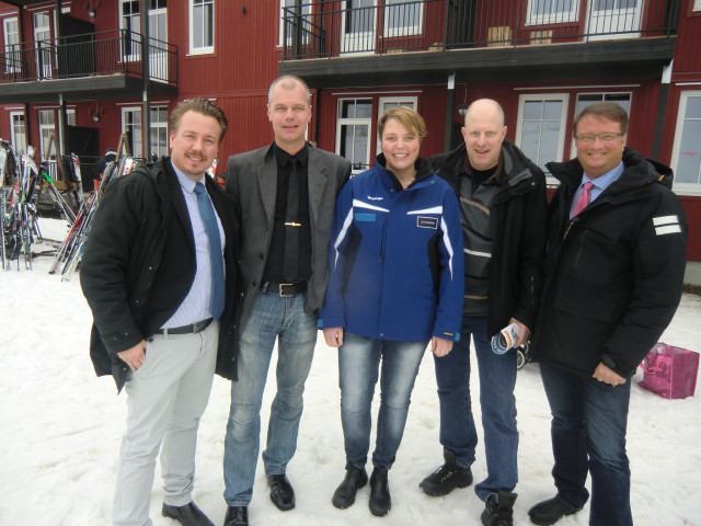 Daniel Sjöberg, Jonas Klang, Catharina Utanskog, Urban Nilsson och Lars Beckman framför Skilodge på Kungsberget.