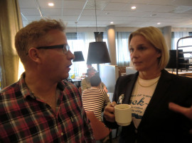Mattias Edqvist pratar upphandling med Laila Hjelte